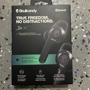 I’m selling a brand new Bluetooth skull candy EarPods .